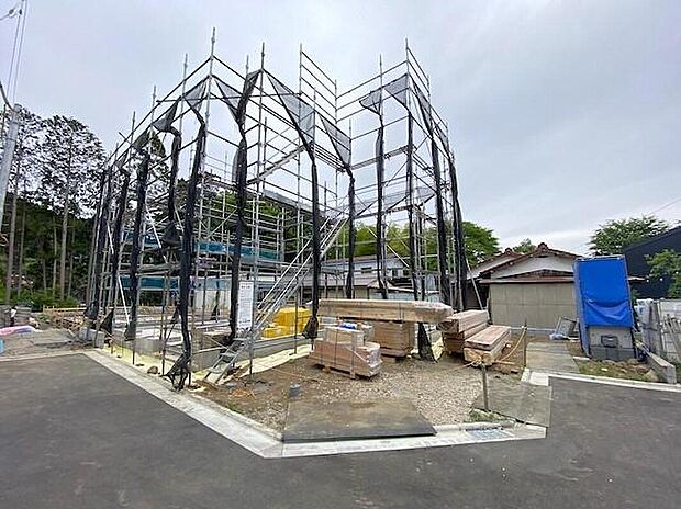 【現地外観写真】新しい暮らしの始まりへ。今から完成が待ち遠しくなるお住まいです。