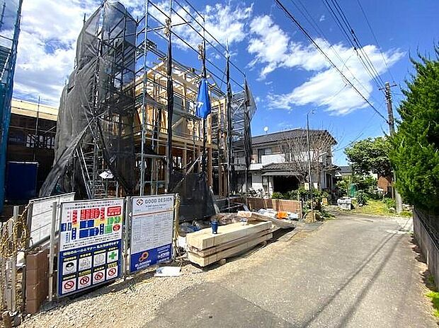 【前面道路含む現地写真】2号棟　休日にご家族揃ってご見学はいかがでしょうか♪実際の現地を見てみると図面などではわからない、新たな発見もありますのでまずはお気軽にお問い合わせください！