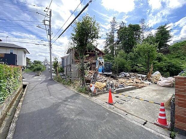【前面道路含む現地写真】※取り壊し中※
前面道路は車通りが多くないので、落ち着いてお車の出し入れができます♪
お子様のいらっしゃるご家庭も安心です♪