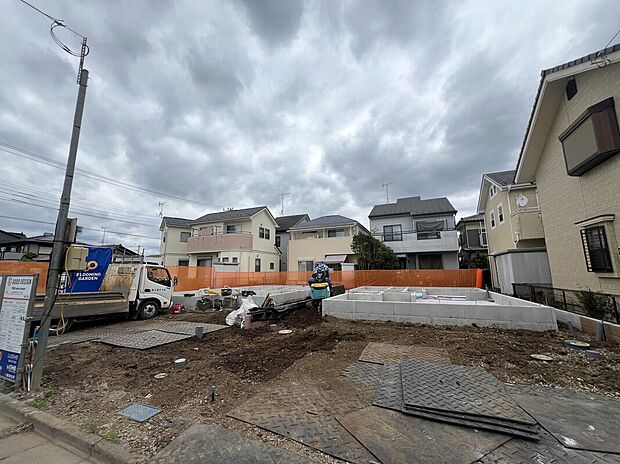 【前面道路含む現地写真】周辺は静かで落ち着いた住宅街。車通りも少ないため、小さなお子様との暮らしにも安心です♪♪当日のご見学予約も承ります。同じものは２つとない「夢のマイホーム」との出会いが待っているかもしれません。