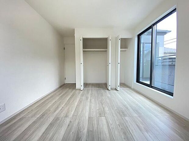 【リビング以外の居室】陽当りの良さが魅力のお部屋に、便利な収納をプラス。余計な家具を置く必要がないため、インテリアも映えるすっきりとしたプライベート空間を作れます。