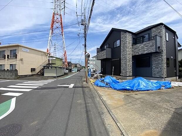 【前面道路含む現地写真】戸建住宅だからこそ叶う、自由度の高い暮らし。ペットとの時間を楽しむのはもちろん、ガーデニングやDIY、車・バイクのお手入れなど、ご家族それぞれの「好き」を身近に満喫できます。