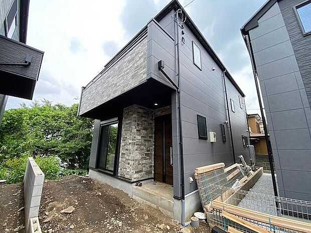 【現地外観写真】３号棟　戸建住宅だからこそ叶う、自由度の高い暮らし。ペットとの時間を楽しむのはもちろん、ガーデニングやDIY、車・バイクのお手入れなど、ご家族それぞれの「好き」を身近に満喫できます。