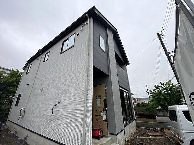 【現地外観写真】一戸建ての大きなメリットは、「自分の土地」を自由に使えること。好きなペットが飼えるほか、ガーデニングやＤＩＹ、車やバイクの手入れなど様々な趣味を楽しめます♪