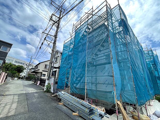 【前面道路含む現地写真】1号棟 飯田グループホールディングス唯一の販売専門会社のホームトレードセンターの社員が直接、当物件をご案内いたします。見学希望、資料請求等、お気軽にお問い合わせくださいませ♪
