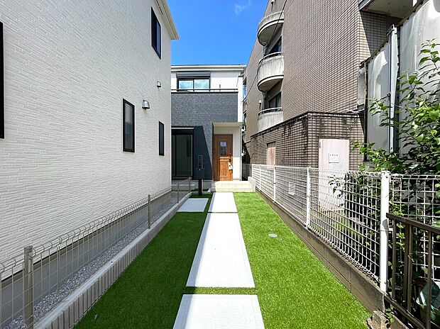 【前面道路含む現地写真】C号棟 住宅ローンに関してもお任せ下さい♪
〇頭金、自己資金無しでも購入できます
〇マイカーローン、カードローンを住宅ローンでおまとめ可
〇家具、家電、引っ越し費用も借入可
〇勤続年数1年未満可