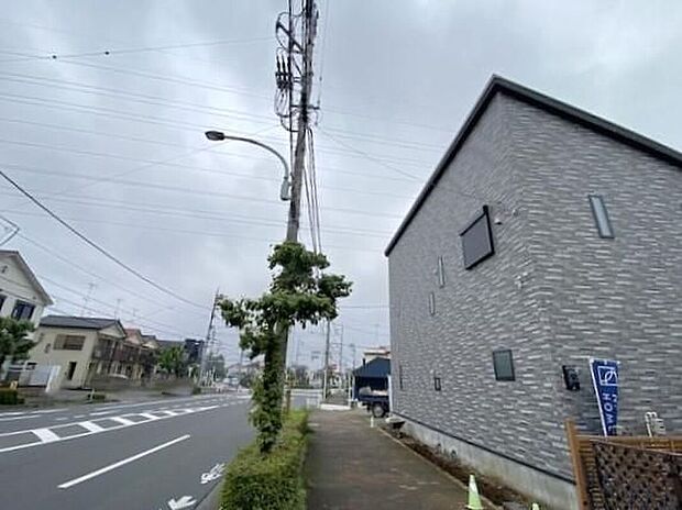 【前面道路含む現地写真】道幅の広い角地なので明るく開放感に溢れた好立地です!お車の出し入れもラクラク♪ご家族1人1人が部屋を持てるため、年頃のお子様がいるご家庭もプライバシーを確保することができます。