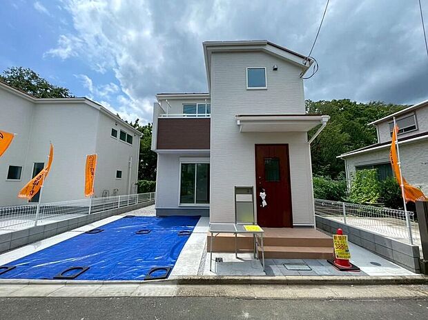 【現地外観写真】1号棟 車2台を無理なく駐車可能。出し入れもしやすい前面道路・配置で毎日の運転もスムーズです。