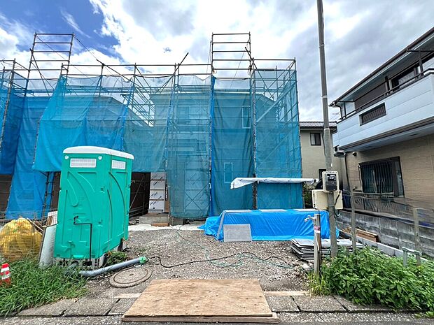 【前面道路含む現地写真】1号棟 お車2台駐車可能(車種による)。陽当りの良い道路に面したお住まい。道路幅も広めで、開放感たっぷり♪