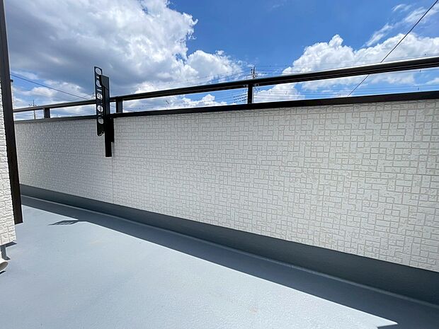 【バルコニー】E号棟☆シンプルで落ち着いたデザインのトイレです。毎日の暮らしを快適に支える使い勝手の良い空間です。