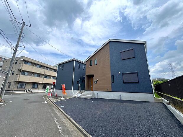 【駐車場】八王子市大塚の分譲地外観写真。木造2階建・駐車2台可の区画。多摩都市モノレール「大塚・帝京大学」駅徒歩2分、道路幅約5m。