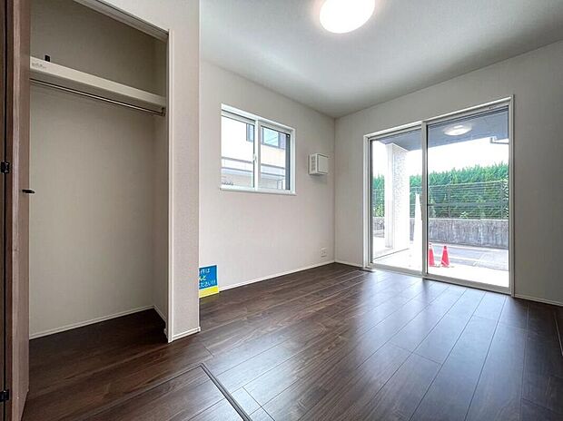 【リビング以外の居室】☆収納も完備しているので、お部屋は美しい空間を保てますね！