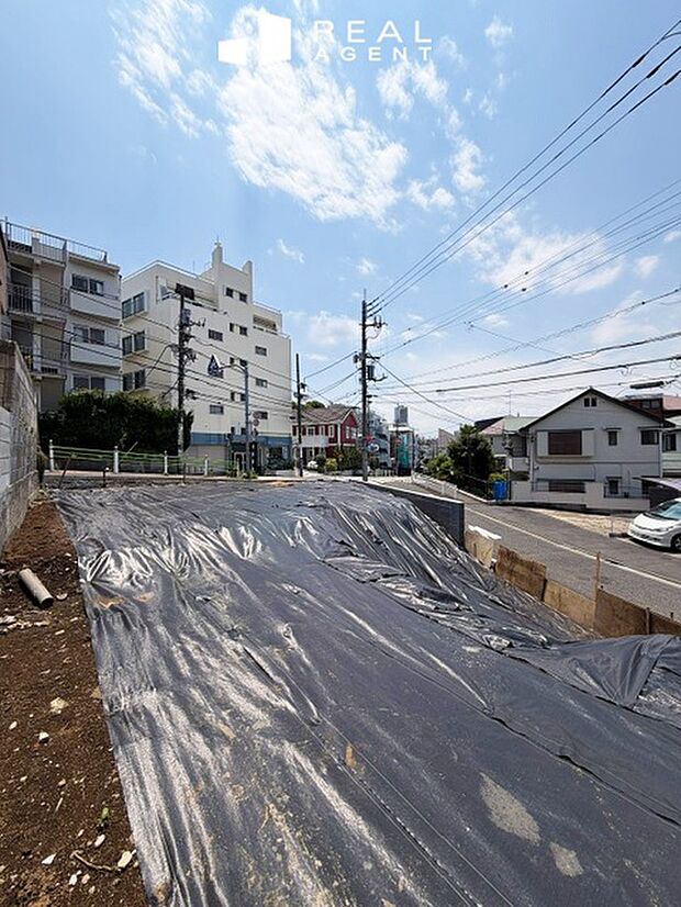 【現地撮影】小学校までは徒歩約3分、中学校までは徒歩約8分でお子様通学も安心です。公園や保育園も充実しているため子育て世帯も暮らしやすい住環境。