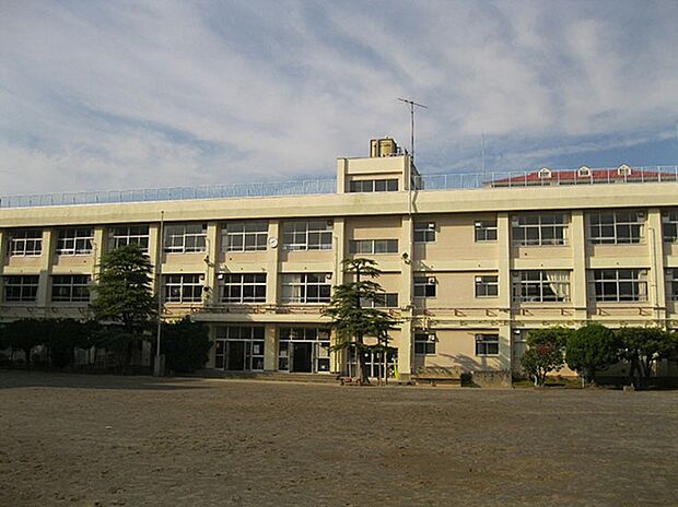 大田区立大森第十中学校(約550m)