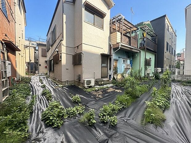 【現地撮影】徒歩10分圏内に充実したスーパーやコンビニ、公園、小学校が揃う、暮らしやすいフラットなロケーションです。