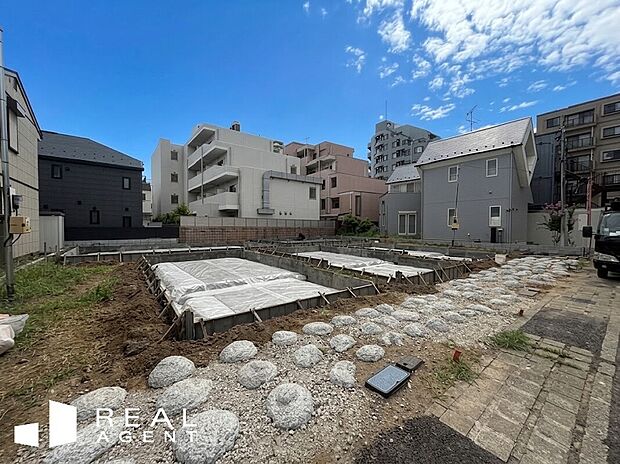 【現地外観】小学校、中学校、公園が徒歩約4分でお子様のお帰りも安心、のびのび暮らせる住環境です。