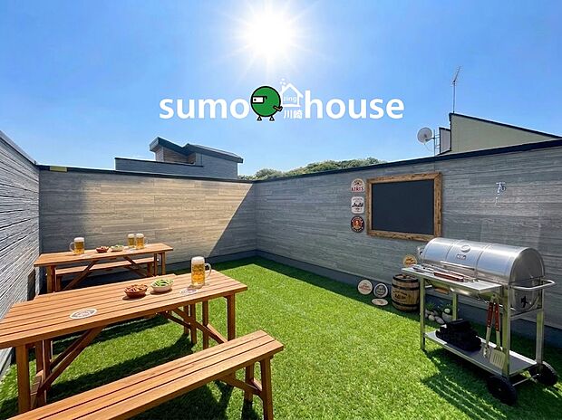 青空の下でBBQやお子さまプールも楽しめる、開放感あふれる贅沢ルーフバルコニー付きです。（本画像はCGで作成しており、実際に現地に家具・家電はおかれておりません。また価格に家具・家電は含まれておりませ