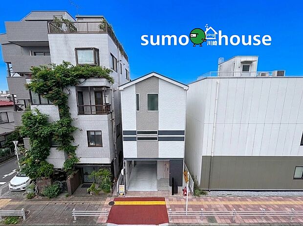 【青空に映えるスタイリッシュ外観】シャープなシルエットが美しい都市型デザイナーズ。（本画像はCGで作成しており、実際に現地に家具・家電はおかれておりません。また価格に家具・家電は含まれておりません）