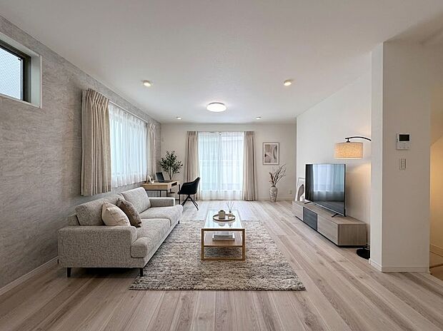 【奥行きのある広々LDK】グレーのアクセントクロスが洗練されたモダンな住空間。（本画像はCGで作成しており、実際に現地に家具・家電はおかれておりません。また価格に家具・家電は含まれておりません）