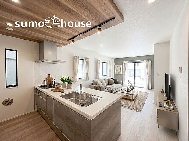 大きな窓から光が降り注ぐ明るいリビング。お庭へ繋がり開放感に満ちた空間です。(本画像はCGで作成しており、実際に現地に家具・家電はおかれておりません。また価格に家具・家電は含まれておりません)