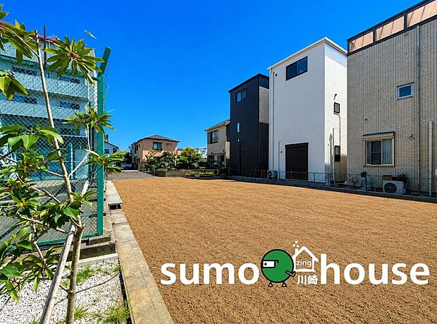 青空が広がる陽当たり良好な売地。周辺は閑静な住宅街で、ご家族が穏やかに暮らせる住環境です。理想の間取りやデザインを自由に描き、家族の笑顔があふれるこだわりのマイホームをここから実現しませんか。