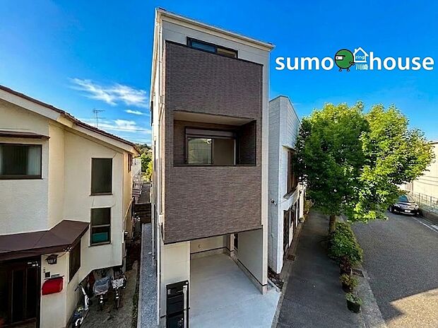 施工例の為、分譲中の建物とは外壁、屋根開口部等の形状・仕様が異なります。