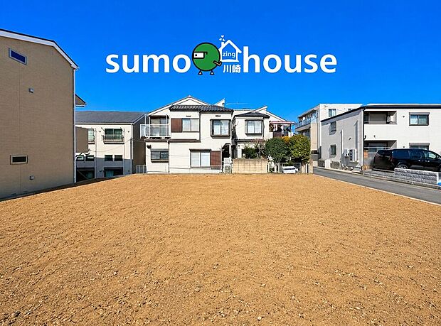 敷地の奥行きを感じさせる一枚。奥にある既存住宅との距離もあり、開放感があります。きれいに整地された更地は、すぐにも建築を始められそう。夢の広がるプライベート空間です。