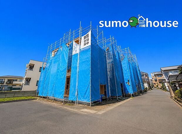 閑静な住宅街に誕生する新築分譲住宅です。前面道路は幅員にゆとりがあり、お車の出し入れもスムーズに行えます。周辺は落ち着いた雰囲気で、ご家族が安心して快適に暮らせる良好な住環境が整っています。