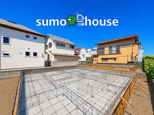 広々とした敷地に、強固な基礎工事が着々と進行中。手前のゆとりあるスペースが、日当たりの良さと開放感を予感させます。完成が待ち遠しい現地です。