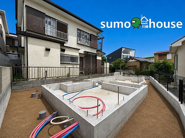 周辺は落ち着いた雰囲気の住宅地。基礎の形からゆとりある間取りが想像できます。隣地との間隔もしっかり取られており、プライバシーを保ちながら穏やかな暮らしが叶う住環境です。