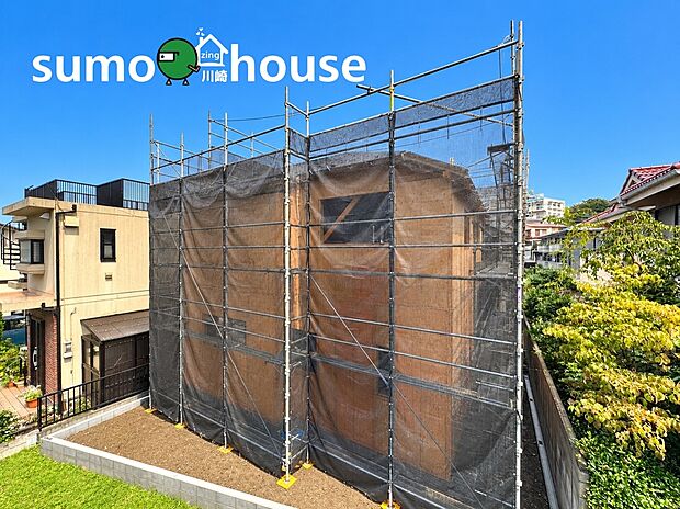 明るい光と緑に囲まれた心地よい住環境。角地のような開放感があり、風通しの良い暮らしが叶います。完成に向けて着々と工事が進む今なら、間取りや仕様のご案内とともに周辺の環境も合わせてご体感いただけます。