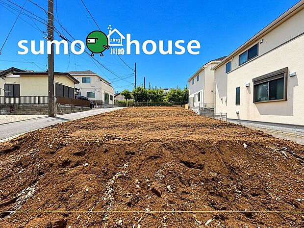 ゆとりある敷地形状が印象的な現地。周辺は落ち着いた住宅街が広がり、穏やかな暮らしを叶えやすい住環境です。