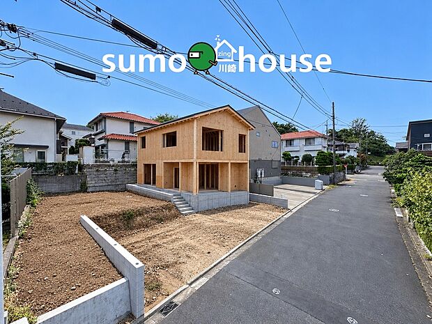 綺麗に整備された閑静な住宅街。建築中の建物があることで、実際のスケール感や新生活のイメージが膨らみます。日当たりが良く明るい住環境で、理想のマイホーム生活をスタートさせませんか。