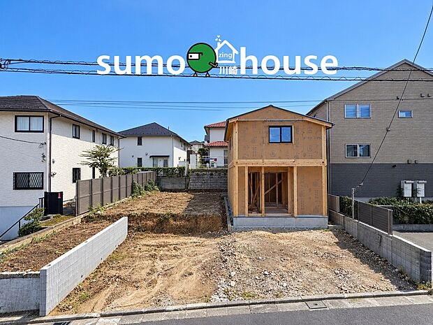 青空に映える開放感あふれる敷地です。隣地との間隔もしっかりと取られており、風通しや日当たりは良好。周辺環境の良さと相まって、ご家族の笑顔あふれる心地よい空間がここに完成します。