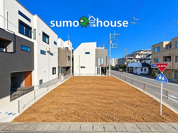 すぐにでも具体的な建築プランを進められる綺麗に整地された更地です。隣接する住宅との間隔も確保されており、プライバシーを保ちながら快適に過ごせます。夢のマイホーム建築を、この場所で。