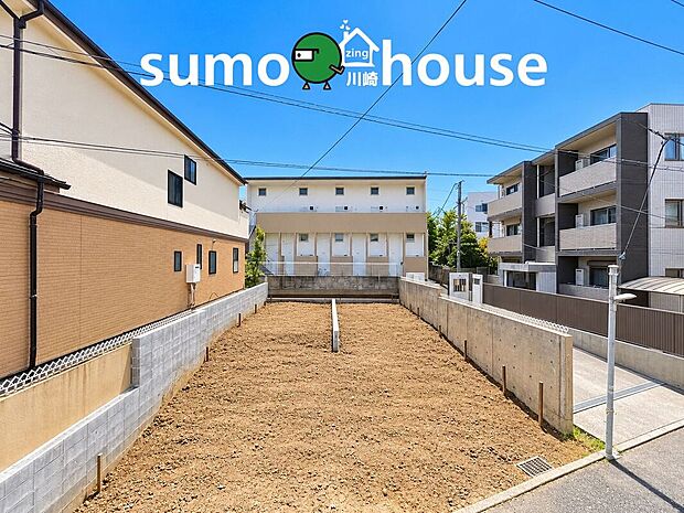 陽当たりの良さが感じられる開放的な現地。周辺の街並みとあわせて、住環境や敷地の広がりを確認いただけます。