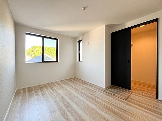 【居室6.0帖】陽光がたっぷり差し込む明るい居室!大容量ウォークインクローゼット付きで、お部屋をすっきり広々使える快適空間です。