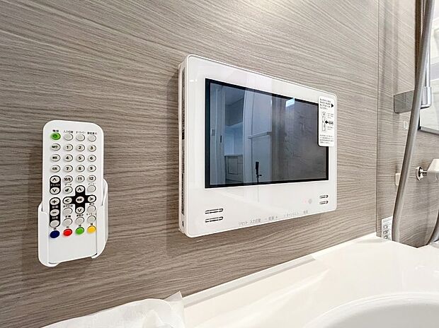 【浴室TV】毎日のバスタイムを贅沢にする高画質な浴室テレビを完備！専用のリモコン付きで、湯船に浸かりながらお気に入りの番組を快適に楽しめます。テレビを見ながら半身浴など、日々の疲れを癒やす極上のリラックス空間です。
