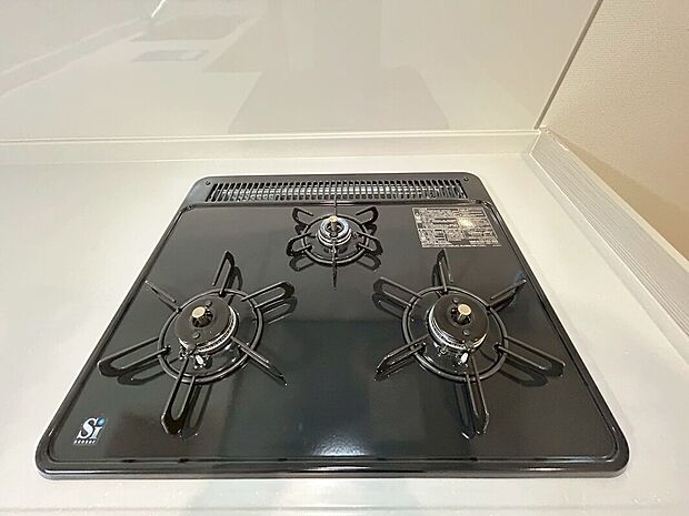 【3口コンロ】スタイリッシュなガラストップコンロを採用。お手入れもしやすく、3口コンロで同時調理も快適。毎日のお料理が楽しくなる、機能性とデザイン性を兼ね備えたキッチンです。