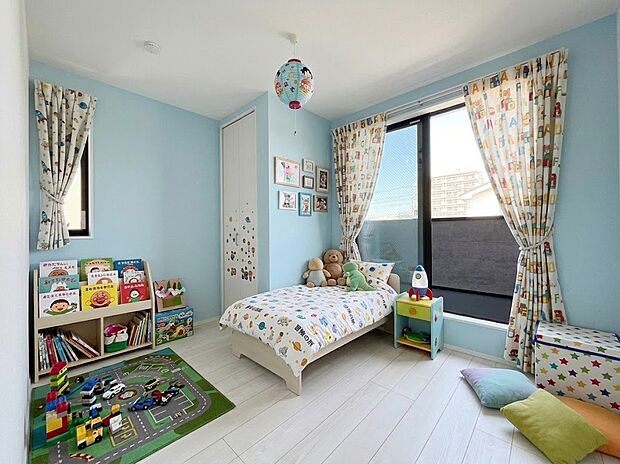 【居室5.17帖】バルコニーに面した明るい5.17帖の洋室!可愛い子ども部屋にぴったりな空間です。(本画像はCGで作成しており、実際に現地に家具・家電はおかれておりません。また価格に家具・家電は含まれておりません)