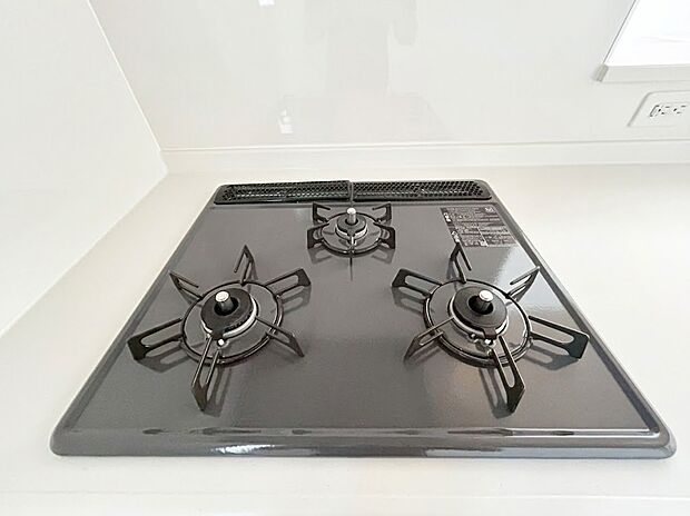 【3口コンロ】お料理の効率が高まる三口コンロを採用した機能的なキッチン。複数の調理を同時に進められ、毎日の家事時間をしっかり短縮できます。