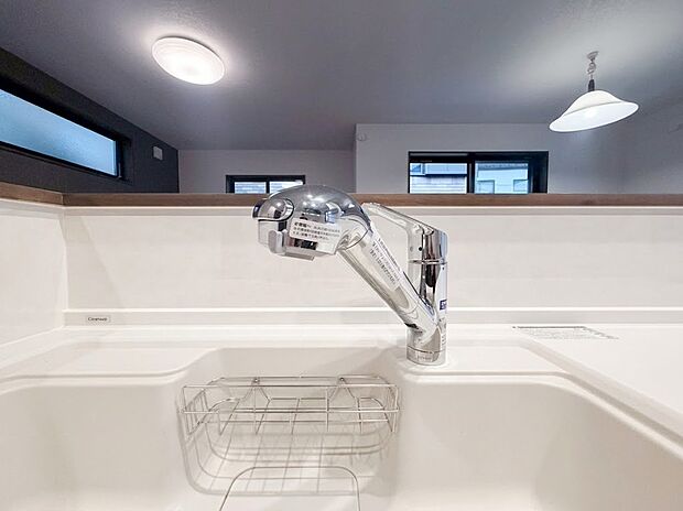 【浄水器】【いつでも美味しい水が飲める浄水器内蔵】蛇口一体型のスッキリとした浄水器付き水栓です。ホースを引き出せるハンドシャワータイプなので、大きな鍋に水を注ぐ際や、シンクの隅々までお掃除するのにも大変便利。