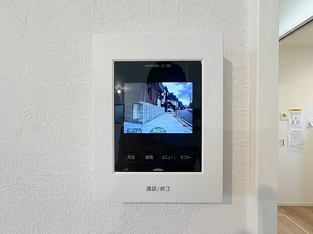 【TVモニター付インターホン】玄関を開ける前に室内から相手の顔をハッキリ確認できるため、お子様のお留守番や防犯面も安心です。すっきりとした壁掛けデザインで、操作も簡単な優れもの。
