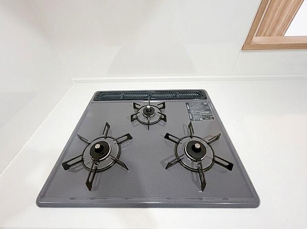 【三口コンロ】料理の幅が広がる3口ガスコンロ。同時に複数の調理を進められるため品数の多い夕食の準備や忙しい朝のお弁当作りもスムーズにこなせます。手際よく料理ができて、家事の時短を叶えてくれる心強い設備です。