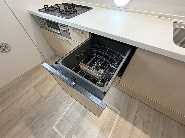 【食洗器】家事の時間を短縮し、家族とのゆとりある時間を生み出すビルトイン食器洗い乾燥機。手洗いに比べて節水・節電効果も期待でき、手荒れ防止にも繋がります。キッチンをすっきり美しく保てるのも魅力です。
