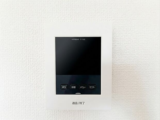 【TVモニター付インターホン】来客時の顔と姿を室内からしっかり確認できるため、不審な訪問者への対応や、お子様のお留守番時にも防犯面で安心です。ワンタッチで通話や終了ができるシンプルな操作性で、家族みんなが快適に使えます。