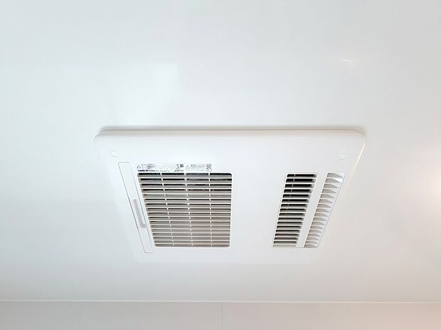 【浴室乾燥機】暖房・乾燥・涼風・換気のモードを搭載した浴室換気乾燥機。天候や時間帯を気にせずいつでも洗濯物が干せる乾燥機能付き。さらに冬場のヒートショック対策など、年中快適なバスライフを支えます。