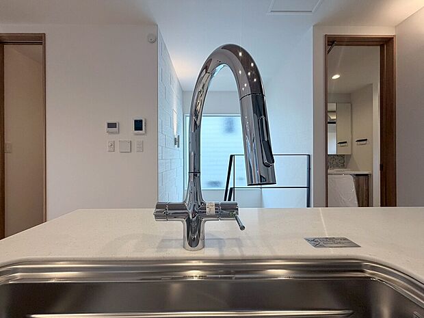 【浄水器一体型水栓】場所を取らない浄水機能を一体型のスッキリとした水栓で、手軽に安心・安全な水が使えます。ヘッドを引き出せるシャワータイプなので大きなお鍋への注水もしやすく、シンクのお掃除もしやすいデザインです。