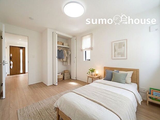 【居室】収納力のあるクローゼットでお部屋すっきり。明るく快適なプライベート空間です。(本画像はCGで作成しており、実際に現地に家具・家電はおかれておりません。また価格に家具・家電は含まれておりません)
