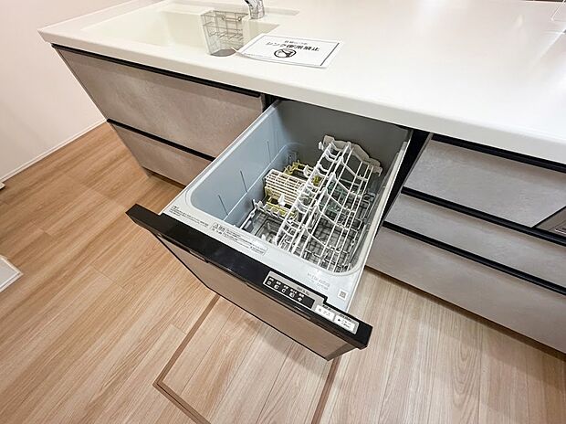 【食洗器】家事の負担をグッと減らしてくれるビルトイン食器洗い乾燥機。食後の面倒な洗い物はお任せ!空いた時間を家族団らんや自分のリラックスタイムに有効活用できる、嬉しい時短設備です。